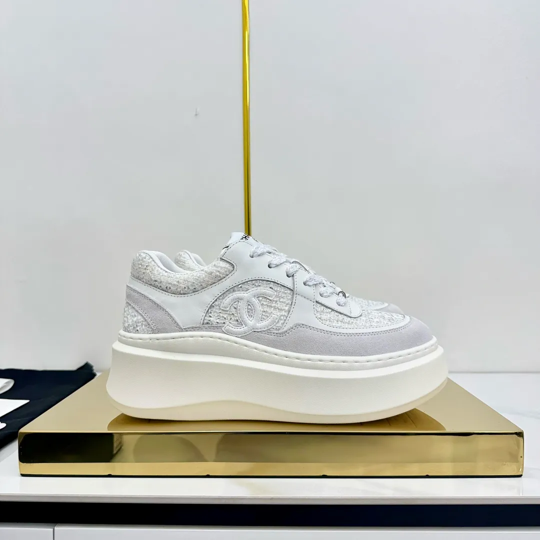 👟👟Ex-factory price 600👟👟 Upgraded version, upgraded version, upgraded version! No rebuttal accepted! ! ! ! Chanel Chanel panda shoes! 2025 counter's top casual sports shoes. This classic design; the upper is electro-embroidered with a variety of techniques; the outsole is fashionable and sporty; the unusual inclusion of a variety of color matching elements... The diversified mix and match is very good-looking and versatile, and can be used for leisure, fashion, sports, and outdoor... ꫛꫀꪝ Go➫ Materials: ❶Upper made of: original imported first-layer silk cowhide + original waterproof cloth + original first-layer cowhide ❷Inner lining: Original Yangli+Net ❸Outsole based on: Original TPU combination outsole Counter boutique packaging complete set for women 35–41 👉 👉 👉 👉 👉